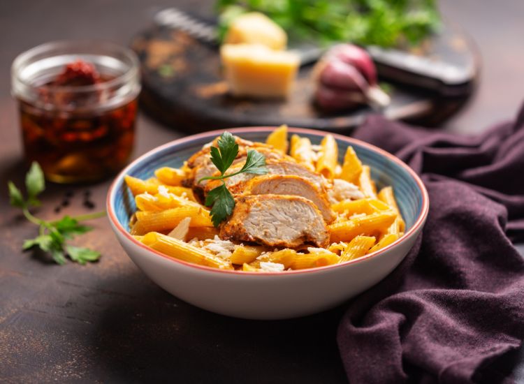 Penne à la sauce cajun et poulet poêlé